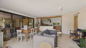 Televisie en een open haard