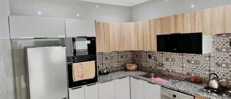 Refrigerador, microondas, horno y lavavajillas