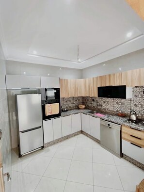 Fridge, microwave, oven, dishwasher - Lux Appartement a Azrou - Lit comfort 70m, WiFi / Netflix (Azrou)