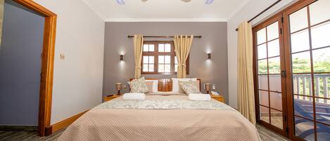 3 chambres, coffres-forts dans les chambres, bureau