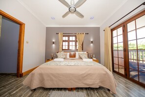 3 dormitorios, caja fuerte, escritorio y tabla de planchar con plancha