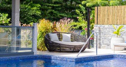 Située à La Digue, cette villa avec piscine privative, idéale pour une famille.