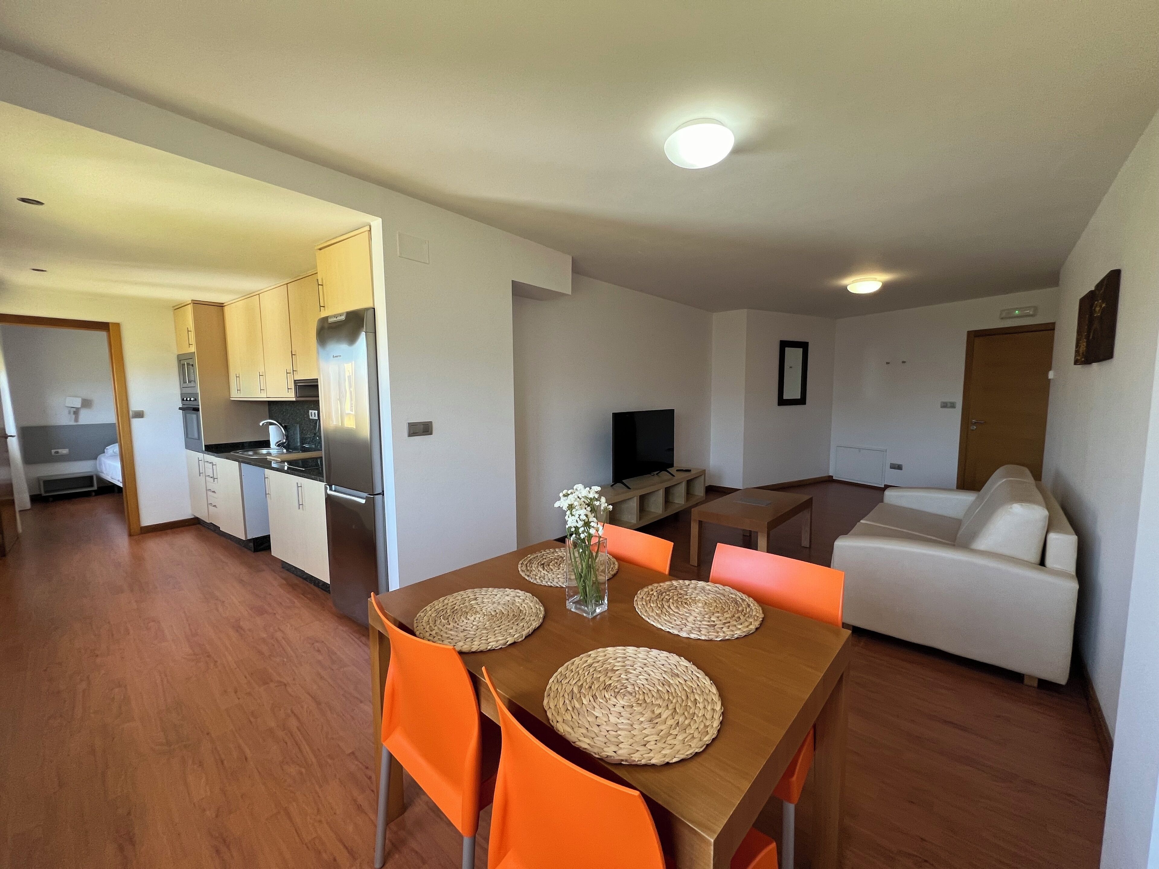 Eenvoudig appartement, uitzicht op tuin | Een kluis op de kamer, geluiddichte muren, gratis wifi