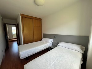 Casa estándar, balcón, vista al mar | Caja de seguridad en la habitación, insonorización y wifi gratis