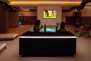 Un sauna, una bañera de hidromasaje