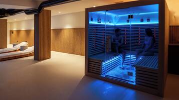 Sauna, hot tub