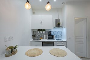 Fridge, microwave, oven, coffee/tea maker