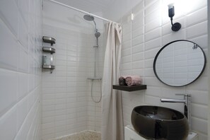 Douche, serviettes fournies