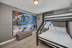 5 bedrooms, iron/ironing board, WiFi, bed sheets