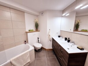 Shower - 1st floor, balcony, parking, tv, ski locker, 74m², Montalbert (La Plagne)