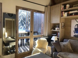 Living area - 50m from ski slopes, 4th floor, balcony, parking, ski locker, 29m², Courchevel (Courchevel)