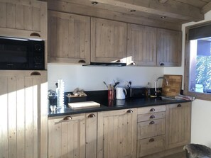 Fridge, dishwasher, coffee/tea maker, toaster - 50m from ski slopes, 4th floor, balcony, parking, ski locker, 29m², Courchevel (Courchevel)