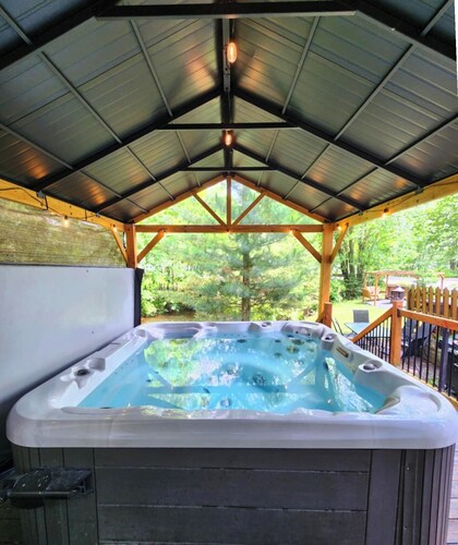 Waterfront cottage with spa, lots of activities nearby