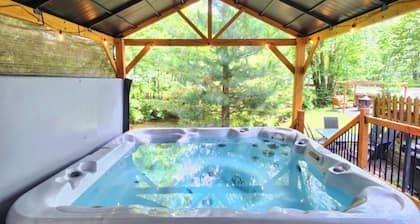 Waterfront cottage with spa, lots of activities nearby