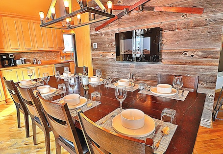 Dining. Waterfront cottage with spa, lots of activities nearby