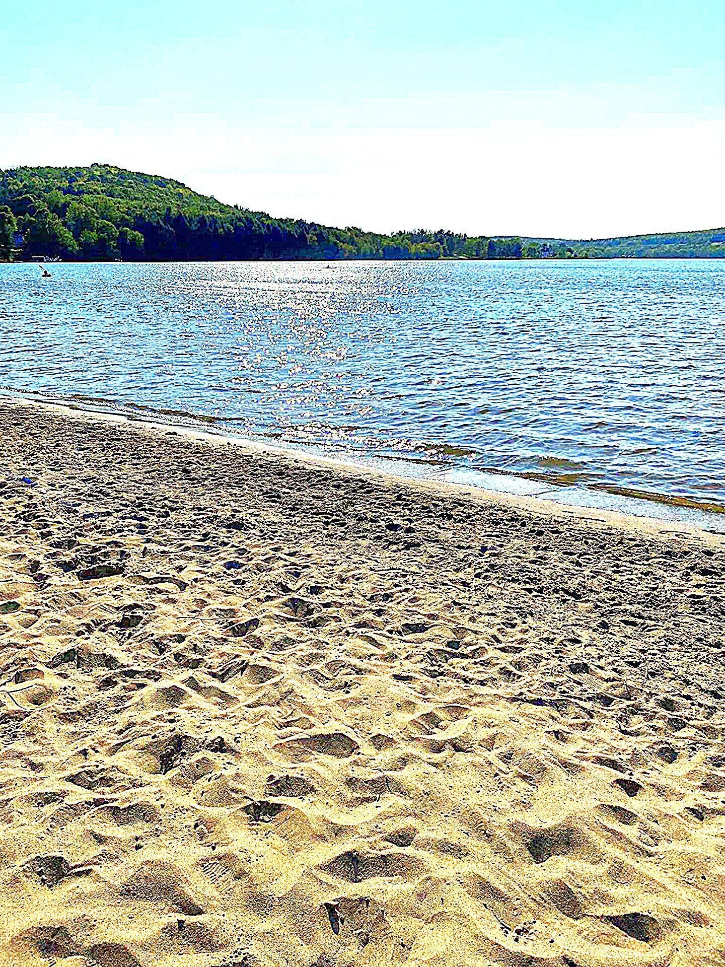 Playa en los alrededores y camastros 