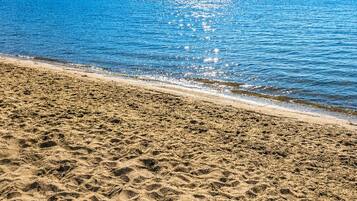Nära stranden och solstolar