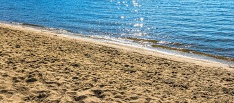 Waterfront cottage with spa, lots of activities nearby