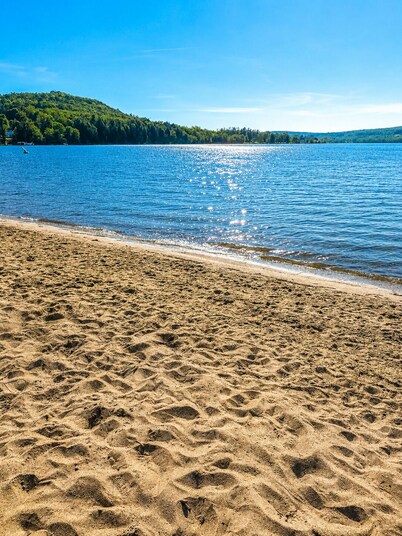 Waterfront cottage with spa, lots of activities nearby