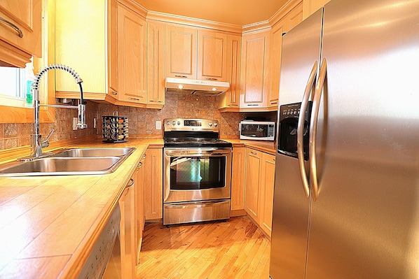 Réfrigérateur, four à micro-ondes, un four, surface de cuisson