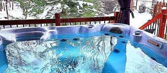 Waterfront cottage with spa, lots of activities nearby