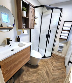 Douche, baignoire à jets, sèche-cheveux, serviettes fournies