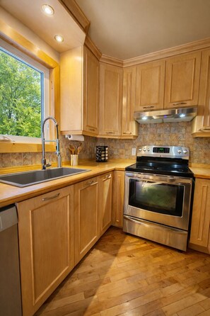 冷蔵庫、電子レンジ、オーブン、コンロ