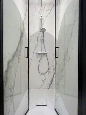 Douche, sèche-cheveux, serviettes fournies, savon