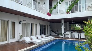 Habitación doble Deluxe, vista a la alberca | Ropa de cama de alta calidad, camas con pillow-top y minibar 