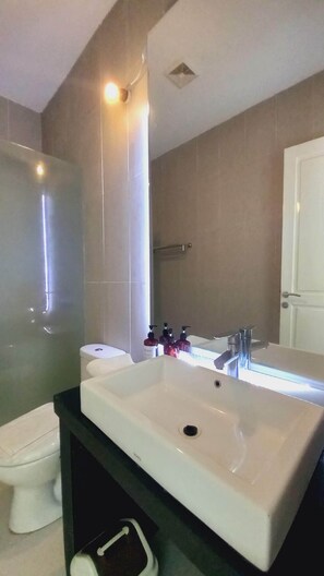 Shower, towels, soap, shampoo - Lumiere Hotel Gili Trawangan (Gili Trawangan)
