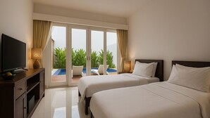 Habitación de hotel con dos camas, televisión y balcón con piscina y plantas.