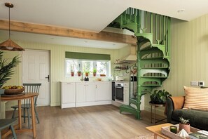 TV, fireplace - Robin's Nest - Otium Wine Estate (Alton)