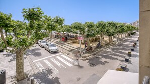 A street view with trees, parked cars, and a pedestrian crossing. - Apartment in Roses by the Beach (Roses)