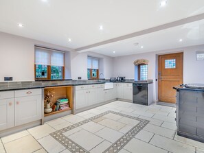 Dishwasher - 4 bedroom accommodation in Knaresborough, near Harrogate (Knaresborough, near Harrogate)