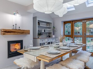 Dining - 4 bedroom accommodation in Knaresborough, near Harrogate (Knaresborough, near Harrogate)