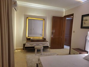 2 bedrooms, iron/ironing board, WiFi