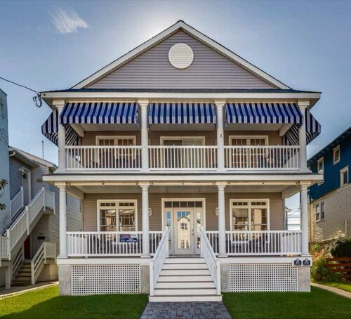 Beautiful & Spacious 4-bedroom 2.5 bathroom condo -3 decks incl. roof top deck