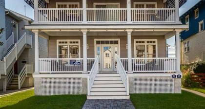 Beautiful & Spacious 4-bedroom 2.5 bathroom condo -3 decks incl. roof top deck