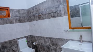 Deluxe Double Room, Balcony | Bathroom | Free toiletries, towels, soap, shampoo