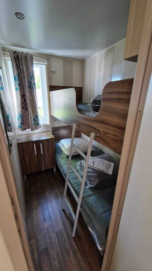 3 makuuhuonetta, vauvan matkasänky, Wi-Fi