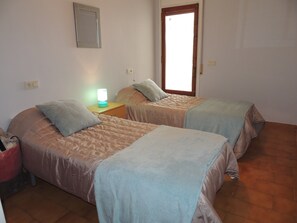 2 chambres, fer et planche à repasser