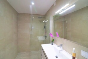 Apartment | Bathroom - Apartment in Roses Near Waterfront & Mountains (Roses)
