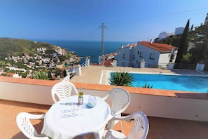 Apartment | Balcony - Apartment in Roses Near Waterfront & Mountains (Roses)