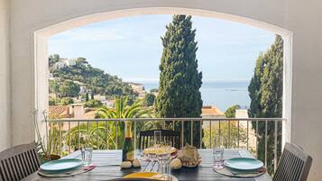 Apartment | Outdoor dining