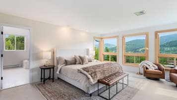 4 bedrooms, iron/ironing board, free WiFi, bed sheets