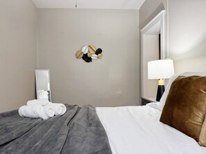 1 slaapkamer, een strijkplank/strijkijzer, wifi, beddengoed