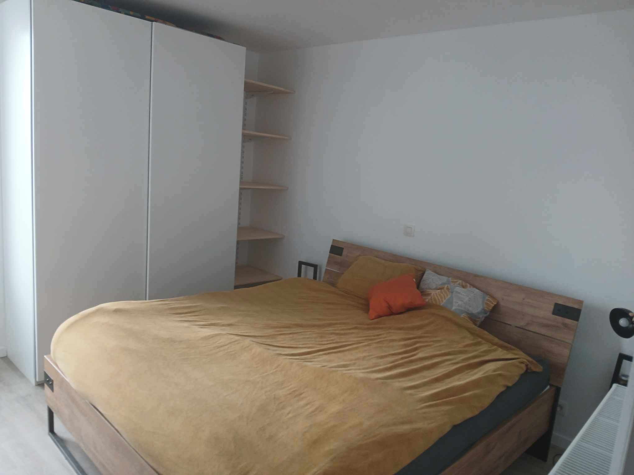 3 slaapkamers, een bureau, een strijkplank/strijkijzer, reisbedje