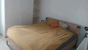 3 室のベッドルーム、デスク、アイロン / アイロン台、旅行用ベビーベッド