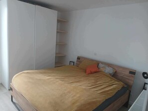 3 bedrooms, desk, iron/ironing board, travel crib