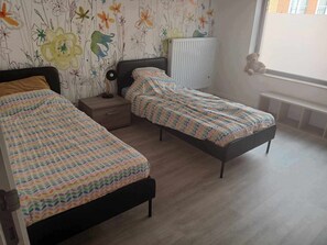 3 bedrooms, desk, iron/ironing board, travel cot - Staying in the Flemish Ardennes, ideal for a cycling or hiking vacation.  (Brakel)